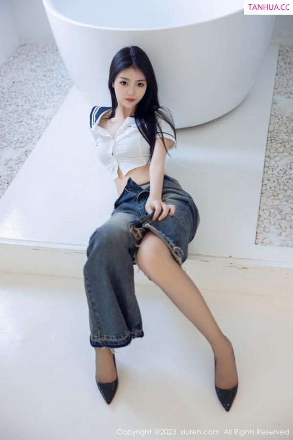 可乐Vicky  [XiuRen]高清写真图 2023.07.05 No.7027 可乐Vicky 黑丝美腿第8张图片